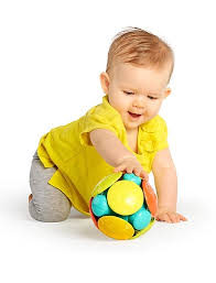Baby leger med en babybold i flere farver som baby legetøj
