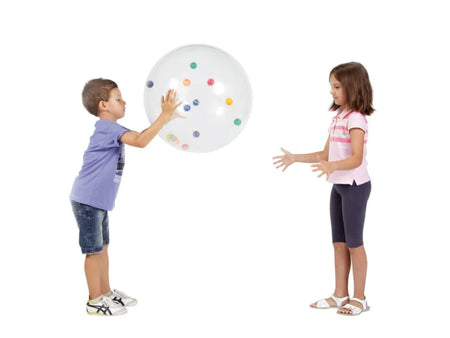 En dreng og en pige leger med en aktivitetsbold