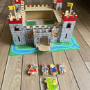 Ridderborg i træ fra Viga med 5 figurer