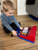 Kasseapparat med regnemaskine i plast.