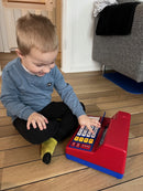 Kasseapparat med regnemaskine i plast.