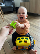 Puttekasse i plast med hank fra Fisher-Price.