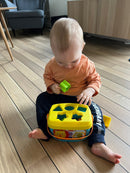 Puttekasse i plast med hank fra Fisher-Price.
