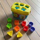 Puttekasse i plast med hank fra Fisher-Price.