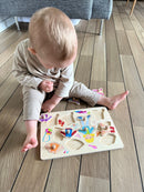 Knoppuslespil fra Goki med Dress-Up pige i træ - 10 brikker.