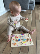 Knoppuslespil fra Goki med Dress-Up pige i træ - 10 brikker.