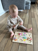 Knoppuslespil fra Goki med Dress-Up pige i træ - 10 brikker.