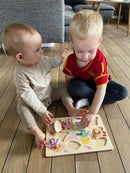 Knoppuslespil fra Goki med Dress-Up pige i træ - 10 brikker.