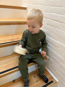 Håndtromme i træ med naturskind.