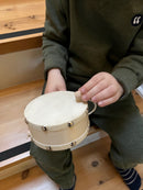 Håndtromme i træ med naturskind.