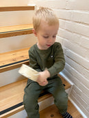 Håndtromme i træ med naturskind.