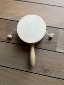 Håndtromme i træ med naturskind.