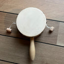 Håndtromme i træ med naturskind.