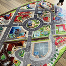 Stort Legetæppe - By/Trafik Motiv + 2 Plastbiler - 180x130 cm.