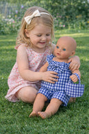 Dukketøj, Top, shorts og taske Str.32-37 - pige leger med dukke 