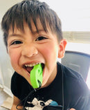 ARK - Dino - bidesmykke - mørkeblå - i brug