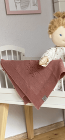 byASTRUP Strikket Dukketæppe i rosa farve.