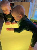 Kube med LED lys - 16 farver - 40 x 40 cm - inkl fjernbetjening.