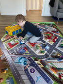 Stort Legetæppe - By/Trafik Motiv + 2 Plastbiler - 180x130 cm.