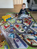 Stort Legetæppe - By/Trafik Motiv + 2 Plastbiler - 180x130 cm.