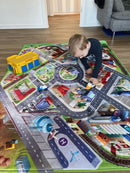 Stort Legetæppe - By/Trafik Motiv + 2 Plastbiler - 180x130 cm.