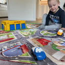 Stort Legetæppe - By/Trafik Motiv + 2 Plastbiler - 180x130 cm.