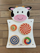 Aktivitetstavle i træ - Ko - Fra 18 mdr.