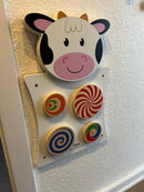 Aktivitetstavle i træ - Ko - Fra 18 mdr.