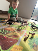 Legetæppe med bondegårds-tema og dyrefigurer - 100x150 cm.