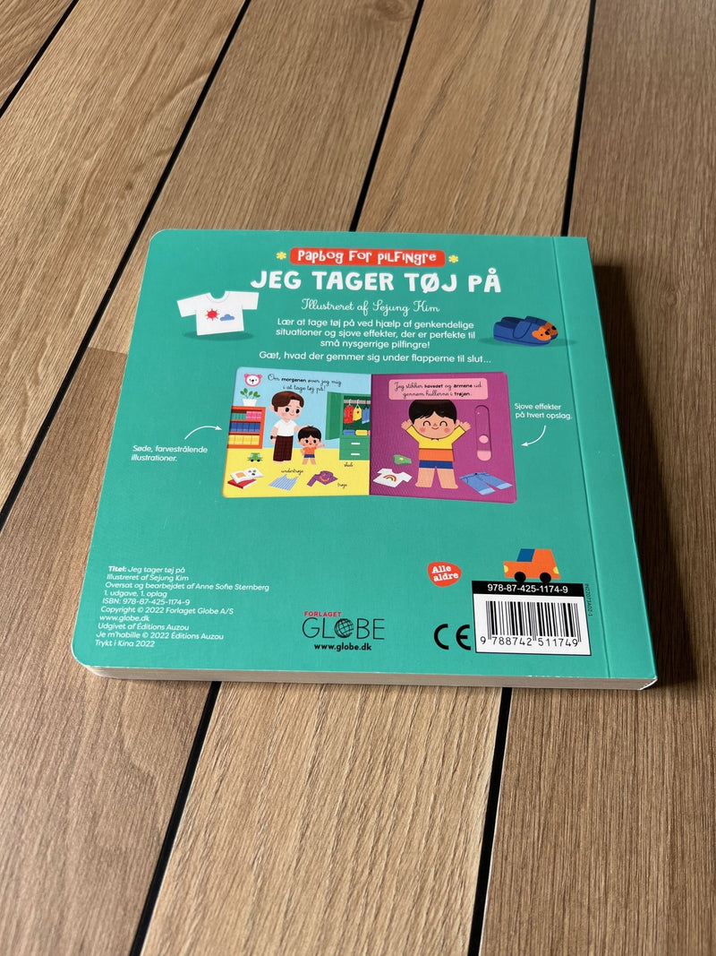Papbog for pilfingre - Jeg tager tøj på - Børnebog