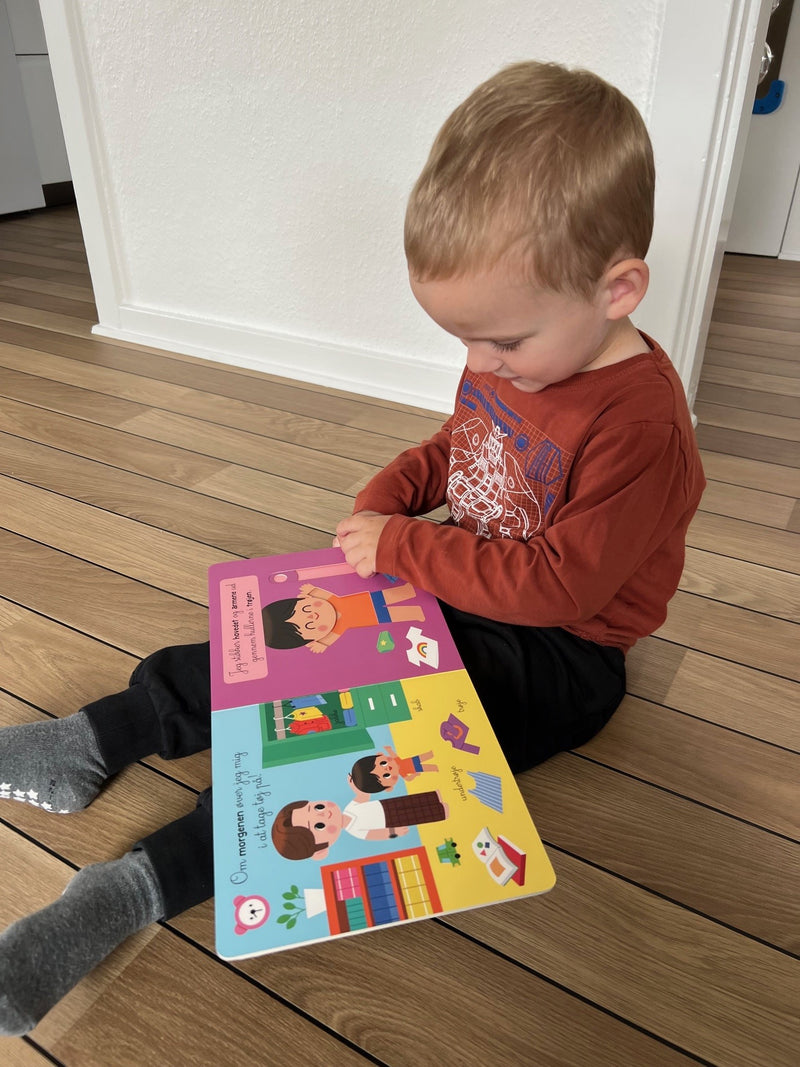 Papbog for pilfingre - Jeg tager tøj på - Børnebog