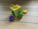 OombeeCube Sorteringskasse - Fat Brain legetøj - Fra 12 mdr. - Billede 1