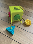 OombeeCube Sorteringskasse - Fat Brain legetøj - Fra 12 mdr. - Billede 1