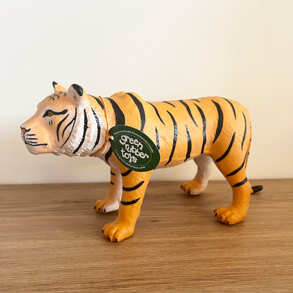Lee ved siden af mover Dyr - Stor Tiger fra Green Rubber Toys - L:20 cm.