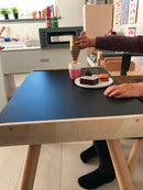 Børnebord & stol i træ fra PlanToys - Sort/Træfarvet - Fra 3 år. - Billede 1