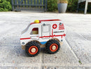 Magni Træbil: Ambulance i træ - 13 cm - Fra 18 mdr. - Billede 1