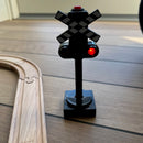 BRIO 33862 - Jernbaneskilt med lys - Fra 3 år.