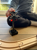 BRIO 33862 - Jernbaneskilt med lys - Fra 3 år.