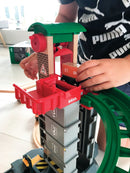 BRIO 33887 Togbane - Løft & Læs med lagerbygning  - Fra 3 år. - Billede 1