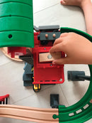 BRIO 33887 Togbane - Løft & Læs med lagerbygning  - Fra 3 år. - Billede 1