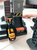 BRIO 33887 Togbane - Løft & Læs med lagerbygning  - Fra 3 år. - Billede 1