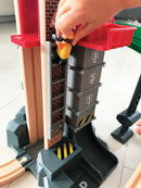 BRIO 33887 Togbane - Løft & Læs med lagerbygning  - Fra 3 år. - Billede 1