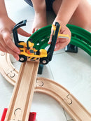 BRIO 33887 Togbane - Løft & Læs med lagerbygning  - Fra 3 år. - Billede 1