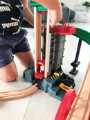 BRIO 33887 Togbane - Løft & Læs med lagerbygning  - Fra 3 år. - Billede 1