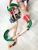 BRIO 33887 Togbane - Løft & Læs med lagerbygning  - Fra 3 år. - Billede 1