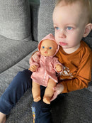 Dukketøj - 32-37 cm - Lyserød regnjakke - Fra 3 år. - Billede 1