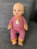 Dukketøj - 32-37 cm - Rødstribet pyjamas - Fra 3 år. - Billede 1