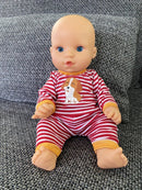 Dukketøj - 32-37 cm - Rødstribet pyjamas - Fra 3 år. - Billede 1