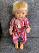 Dukketøj - 38-41 cm - Rød striber pyjamas - Fra 3 år. - Billede 1