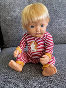 Dukketøj - 38-41 cm - Rød striber pyjamas - Fra 3 år. - Billede 1